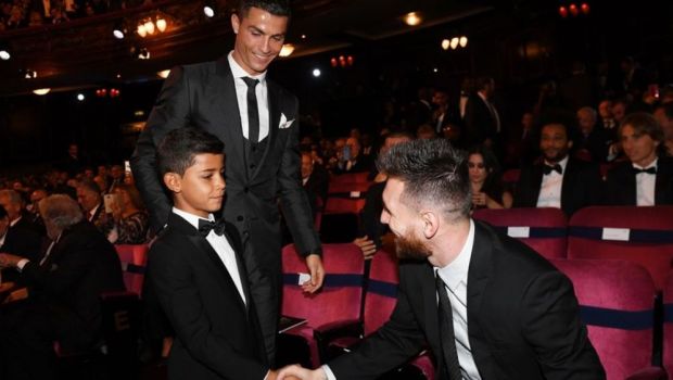 
	Super imagini de la gala The Best! Fiul lui Ronaldo s-a dus direct la Messi cand l-a vazut! FOTO

