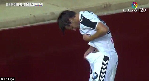 Nu e gluma! Un jucator de la Albacete s-a ales cu 10 COPCI in penis in urma unui duel cu un coechipier. FOTO_1