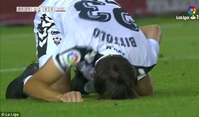 Nu e gluma! Un jucator de la Albacete s-a ales cu 10 COPCI in penis in urma unui duel cu un coechipier. FOTO_2