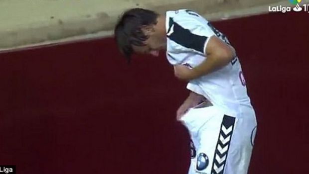 
	Nu e gluma! Un jucator de la Albacete s-a ales cu 10 COPCI in penis in urma unui duel cu un coechipier. FOTO
