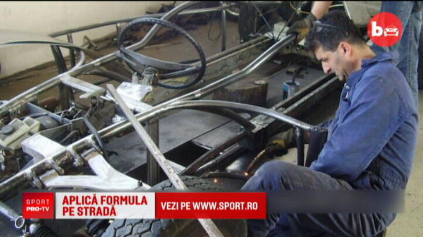 Masina de Formula 1 HOMEMADE. Un sarb a muncit 3 ani si a investit 30 de mii de euro in vehicul. Ce viteza poate atinge