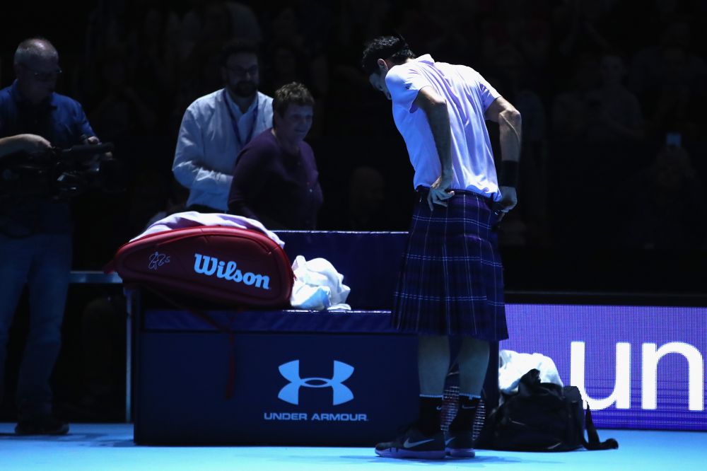 Imagini FABULOASE cu Federer! A jucat tenis contra lui Murray intr-un kilt "donat" de un fan! Clipul pe care trebuie sa-l vezi :))_2
