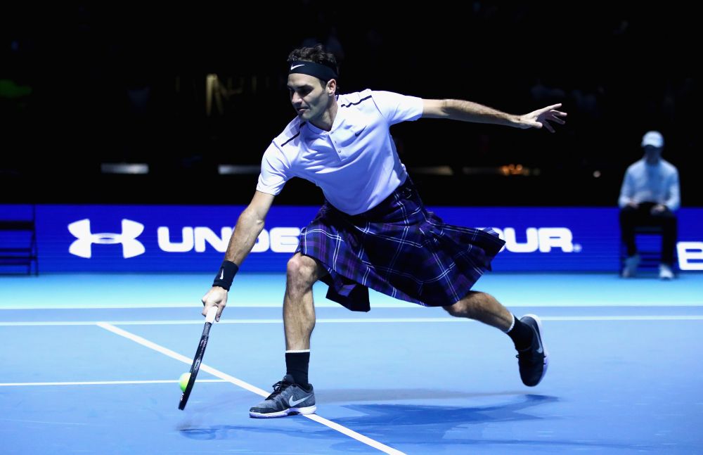 Imagini FABULOASE cu Federer! A jucat tenis contra lui Murray intr-un kilt "donat" de un fan! Clipul pe care trebuie sa-l vezi :))_3