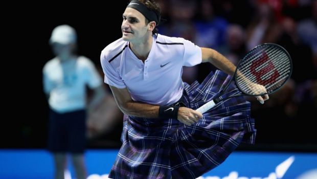 
	Imagini FABULOASE cu Federer! A jucat tenis contra lui Murray intr-un kilt &quot;donat&quot; de un fan! Clipul pe care trebuie sa-l vezi :))
