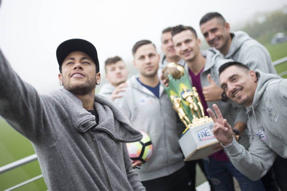 Neymar s-a fotografia cu steagul Romaniei: "A fost un moment UNIC in viata!" Ce le-a transmis campionilor de la Neymar Jr's Five World Final_1