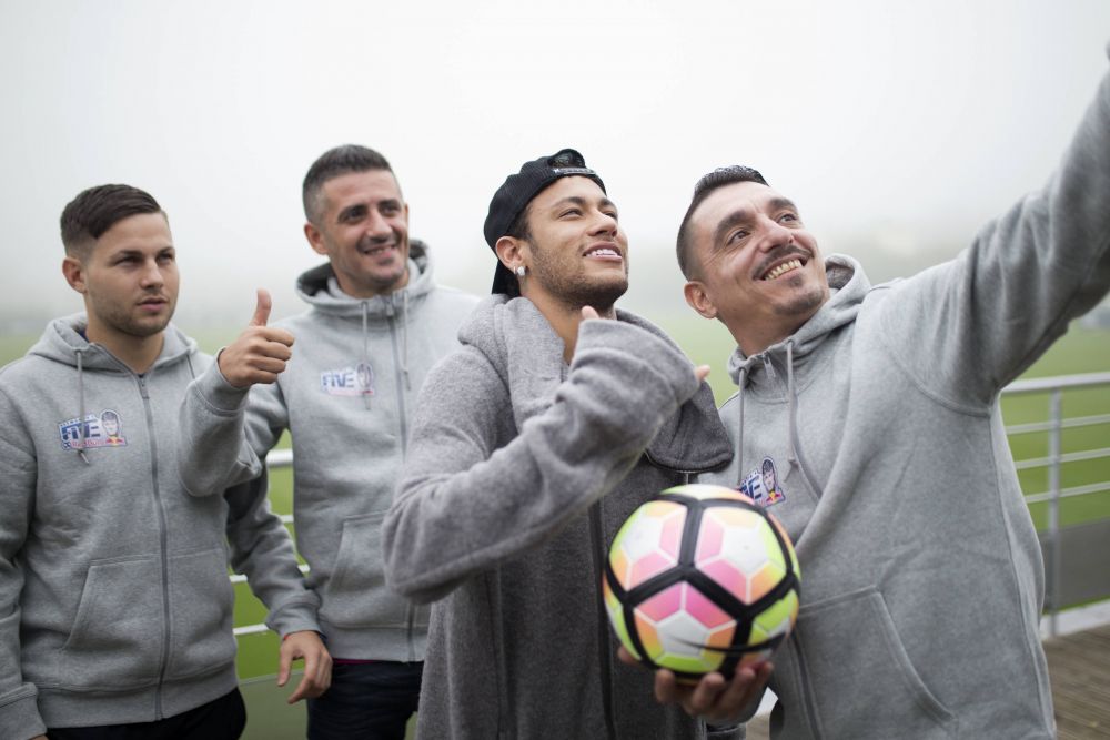 Neymar s-a fotografia cu steagul Romaniei: "A fost un moment UNIC in viata!" Ce le-a transmis campionilor de la Neymar Jr's Five World Final_3