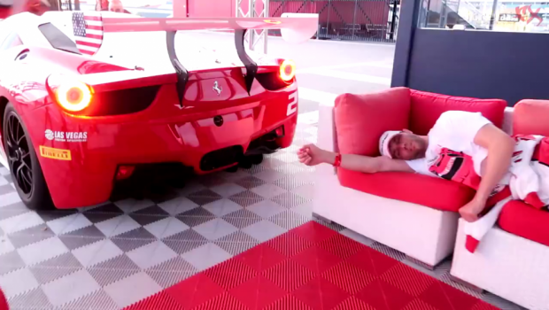 
	Pedeapsa CRUNTA pentru un mecanic Ferrari care dormea la boxe! Cum e sa te trezesti cu sunetul unui motor de 458 de cai! VIDEO

