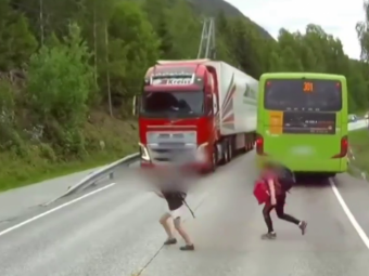 
	Momentul incredibil in care un copil se arunca in fata unui camion! Ce urmeaza e demn de un adevarat miracol! VIDEO

