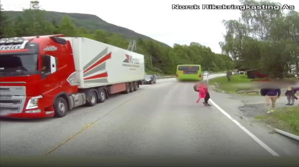 Momentul incredibil in care un copil se arunca in fata unui camion! Ce urmeaza e demn de un adevarat miracol! VIDEO