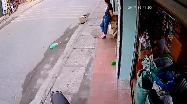 Momentul IREAL in care soferul unui camion evita un copil cazut pe pe bicicleta! Manevra incredibila. VIDEO