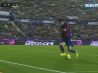 
	Gafa etapei vine de la meciul lui Atletico Madrid ! Fundasul advers i-a pus mingea pe tava lui Gameiro. VIDEO
