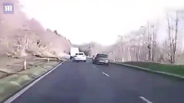 Accident infiorator din cauza unui sofer nerabdator! Momentul in care trei masini ZBOARA de pe sosea. VIDEO
