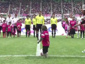 FAZA ANULUI in Japonia: au pus o MAIMUTA sa dea lovitura de start a meciului, sub ochii lui Podolski! VIDEO