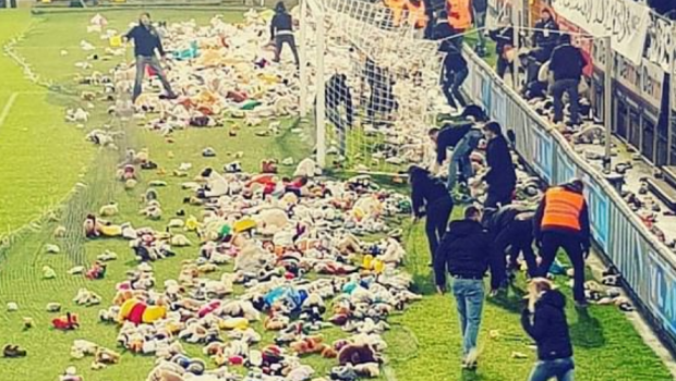 
	Cand fenomenul ultras se imbina cu spiritul COPILARIEI :) Moment nebun la un meci din Belgia: fanii au umplut gazonul cu ursuleti de plus
