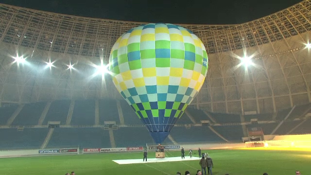Distractie pe cinste la CSU Craiova: Mos Craciun a venit cu balonul de aer pe stadionul de milioane al oltenilor! Iata cum arata sarbatoritul zilei dupa ce a primit tortul_5