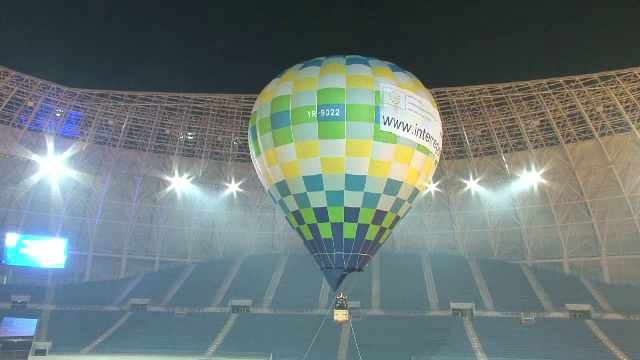 Distractie pe cinste la CSU Craiova: Mos Craciun a venit cu balonul de aer pe stadionul de milioane al oltenilor! Iata cum arata sarbatoritul zilei dupa ce a primit tortul_6