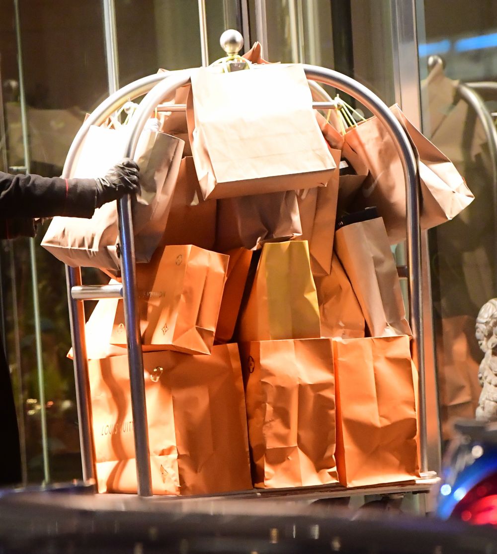 FOTO: Conor McGregor "a cheltuit" toti banii din meciul cu Mayweather cu sotia :) Cate cadouri a putut sa cumpere de la Louis Vuitton_2