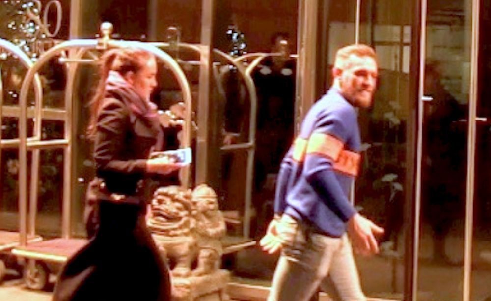 FOTO: Conor McGregor "a cheltuit" toti banii din meciul cu Mayweather cu sotia :) Cate cadouri a putut sa cumpere de la Louis Vuitton_3