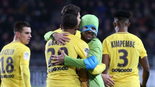 
	VIDEO | Mai ceva ca in benzile desenate! &quot;Testoasele Ninja&quot; au intrat pe teren la meciul lui PSG. Imagini fabuloase cu Mbappe, Cavani, Neymar
