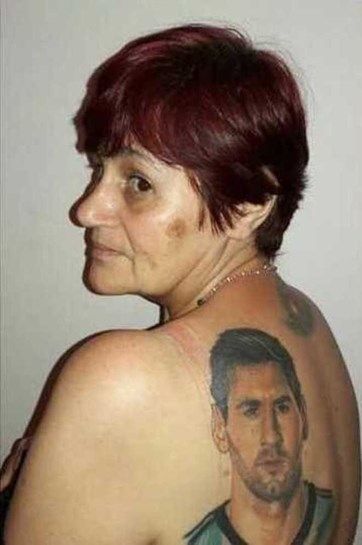 O femeie de 54 de ani si-a facut primul tatuaj din viata ei: si l-a tatuat pe Messi pe tot spatele :) FOTO_3