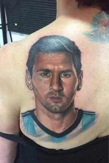 O femeie de 54 de ani si-a facut primul tatuaj din viata ei: si l-a tatuat pe Messi pe tot spatele :) FOTO_4