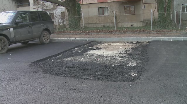 Nu e banc cu olteni :) Muncitorii au turnat asfalt in jurul unei masini, in Craiova, pentru ca n-au dat de proprietar: E mai rau ca in Las Fierbinti_1