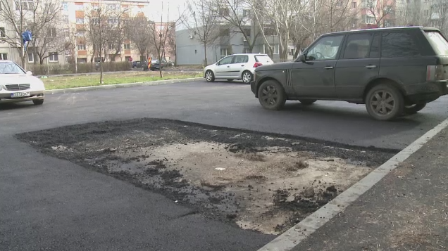 Nu e banc cu olteni :) Muncitorii au turnat asfalt in jurul unei masini, in Craiova, pentru ca n-au dat de proprietar: E mai rau ca in Las Fierbinti_2