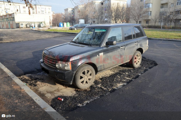 Nu e banc cu olteni :) Muncitorii au turnat asfalt in jurul unei masini, in Craiova, pentru ca n-au dat de proprietar: E mai rau ca in Las Fierbinti_3