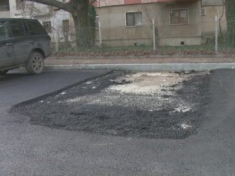Nu e banc cu olteni :) Muncitorii au turnat asfalt in jurul unei masini, in Craiova, pentru ca n-au dat de proprietar: "E mai rau ca in Las Fierbinti"