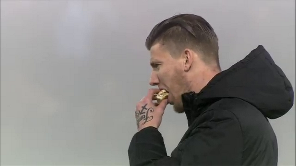 Antrenorul l-a SUSPENDAT imediat dupa ce l-a vazut la TV! Ce facea un jucator de la Feyenoord in timpul unui meci! FOTO_2