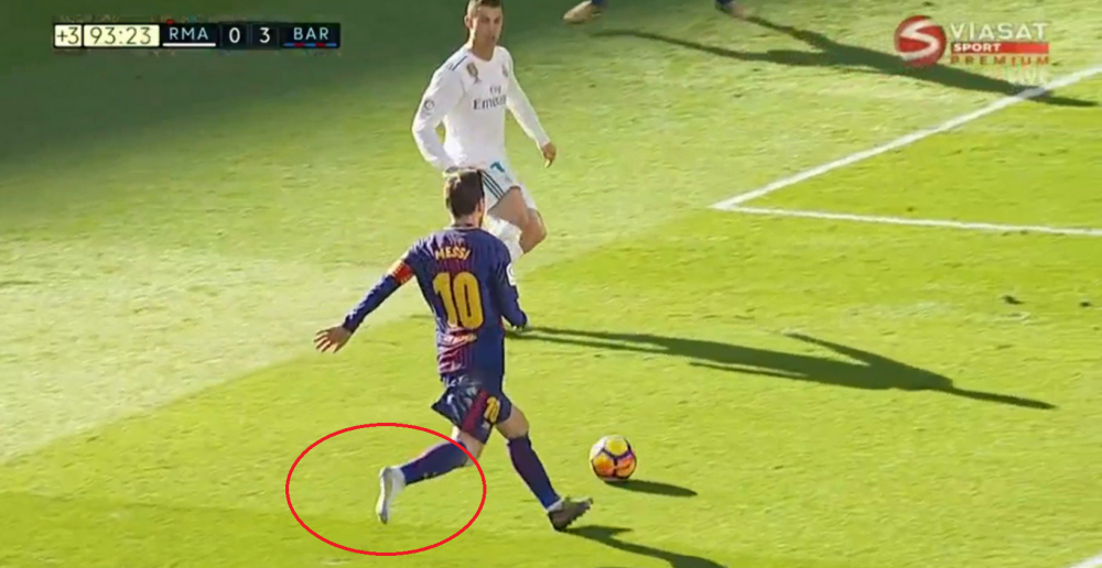 O imagine pentru istoria fotbalului: Messi da pasa de gol fara o gheata in picior, din fata lui Cristiano Ronaldo! VIDEO_1