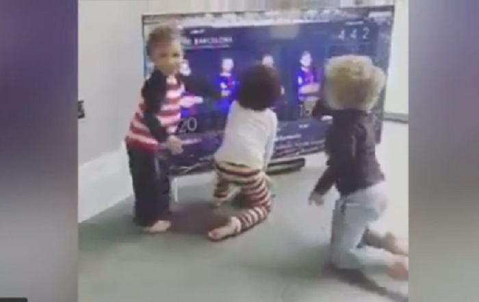 Reactia adorabila a copiilor unui star de la Barca atunci cand vad la TV ca tatal lor e titular in El Clasico :) VIDEO_1