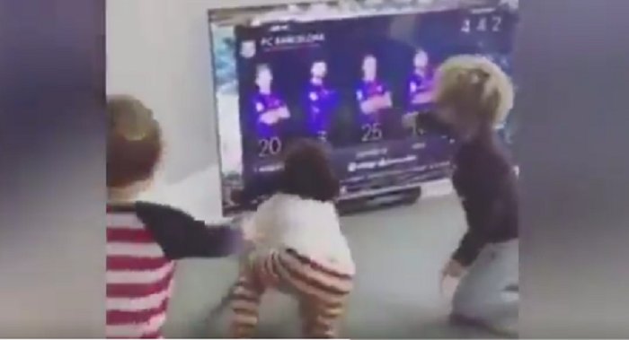 Reactia adorabila a copiilor unui star de la Barca atunci cand vad la TV ca tatal lor e titular in El Clasico :) VIDEO_2
