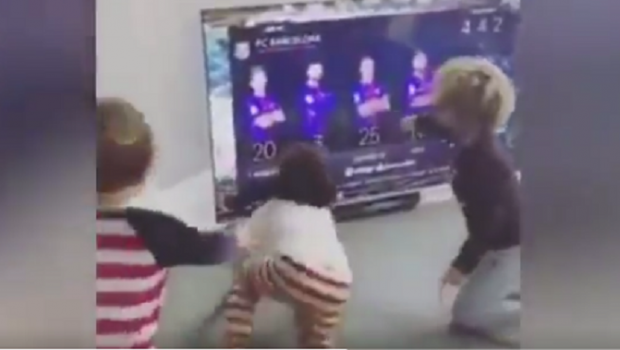 Reactia adorabila a copiilor unui star de la Barca atunci cand vad la TV ca tatal lor e titular in El Clasico :) VIDEO  