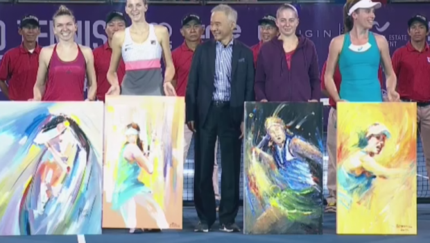 
	Halep, Pliskova, Ostapenko si Konta au avut parte de o surpriza la premiere! Thailandezii le-au facut picturi pe panza, dar a Simonei a fost cea mai ABSTRACTA :)
