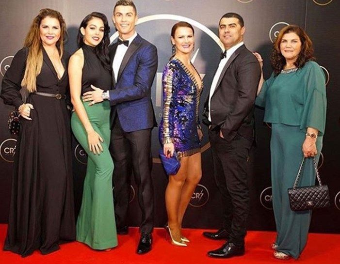 Ronaldo si-a facut propria gala si i-a pus pe prieteni si membrii familiei sa-i dea premii :) FOTO_2