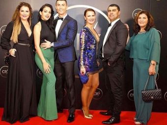 
	Ronaldo si-a facut propria gala si i-a pus pe prieteni si membrii familiei sa-i dea premii :) FOTO 
