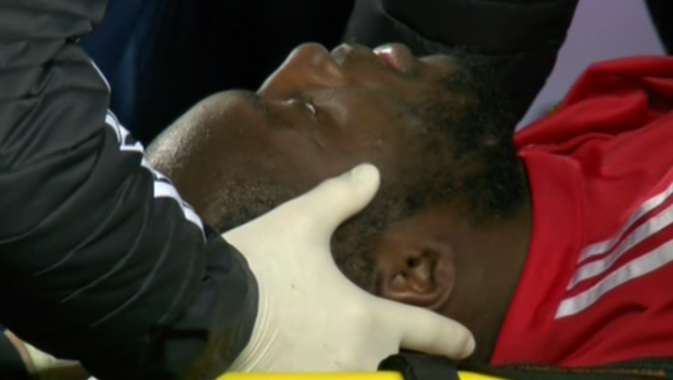 
	Momente de groaza pe Old Trafford: Lukaku a ramas inert pe gazon dupa un duel la cap si a fost scos pe targa! Primul verdict al medicilor
