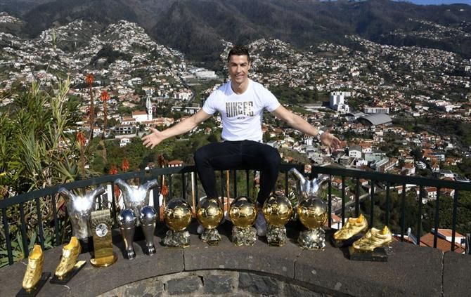 King of the world! Ronaldo si-a prezentat toate trofeele individuale: fotografie pentru istoria fotbalului | FOTO_1
