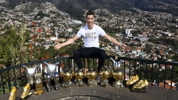 
	King of the world! Ronaldo si-a prezentat toate trofeele individuale: fotografie pentru istoria fotbalului | FOTO
