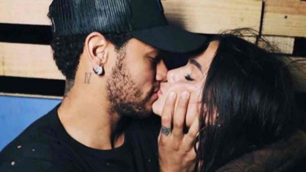 
	Neymar confirmat noua relatie cu un sarut pasional! Cum arata BOMBA SEXY din Brazilia cu care se iubeste starul lui PSG. FOTO
