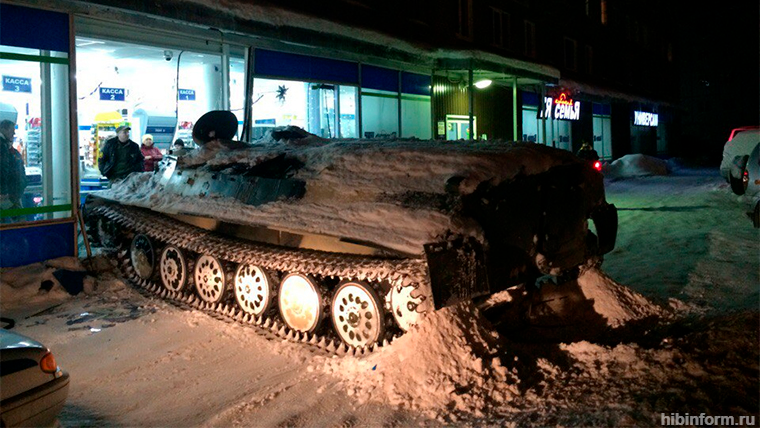 Doar in Rusia! Ca sa fure o sticla de bautura, un rus a luat mai intai tancul de la o unitate militara! FOTO_1