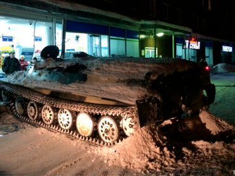 
	Doar in Rusia! Ca sa fure o sticla de bautura, un rus a luat mai intai tancul de la o unitate militara! FOTO

