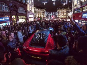 Sute de oameni s-au adunat sa admire masina unei moldovence din Londra! Bolidul e UNIC in lume! Cum l-a tunat