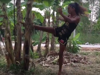 
	Ea este Van Damme din K1! Cum poate aceasta femeie sa DISTRUGA un copac cu lovituri de picior! VIDEO

