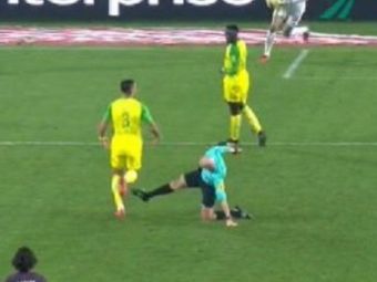 Comedie incredibila la meciul lui Tatarusanu din Franta! Arbitrul a placat un jucator, apoi l-a lovit, dupa care l-a ELIMINAT! VIDEO