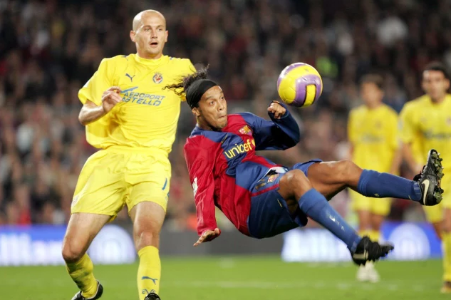 5 momente magice ale lui Ronaldinho la Barcelona. ZEUL fotbalului cu zambetul pe buze, onorat de clubul catalan dupa anuntul retragerii_3