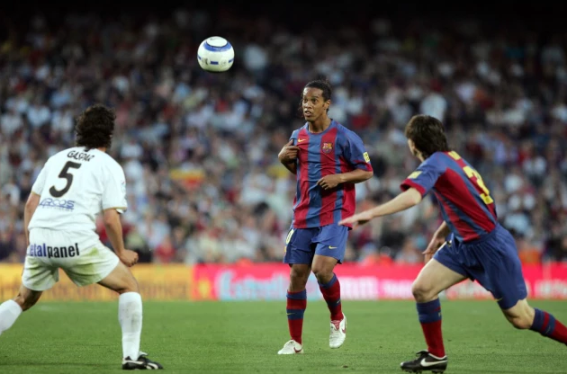 5 momente magice ale lui Ronaldinho la Barcelona. ZEUL fotbalului cu zambetul pe buze, onorat de clubul catalan dupa anuntul retragerii_4