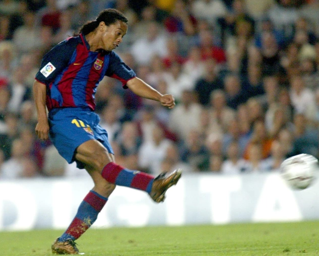 5 momente magice ale lui Ronaldinho la Barcelona. ZEUL fotbalului cu zambetul pe buze, onorat de clubul catalan dupa anuntul retragerii_5