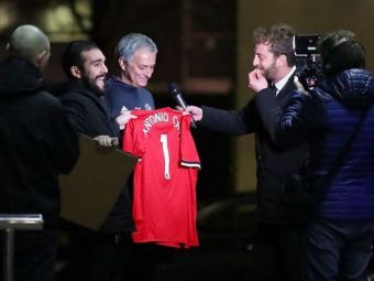 
	FARSA la care Mourinho nu se asteapta niciodata! Cum a reactionat cand niste fani l-au rugat sa semneze un tricou cu numele lui Antonio Conte

